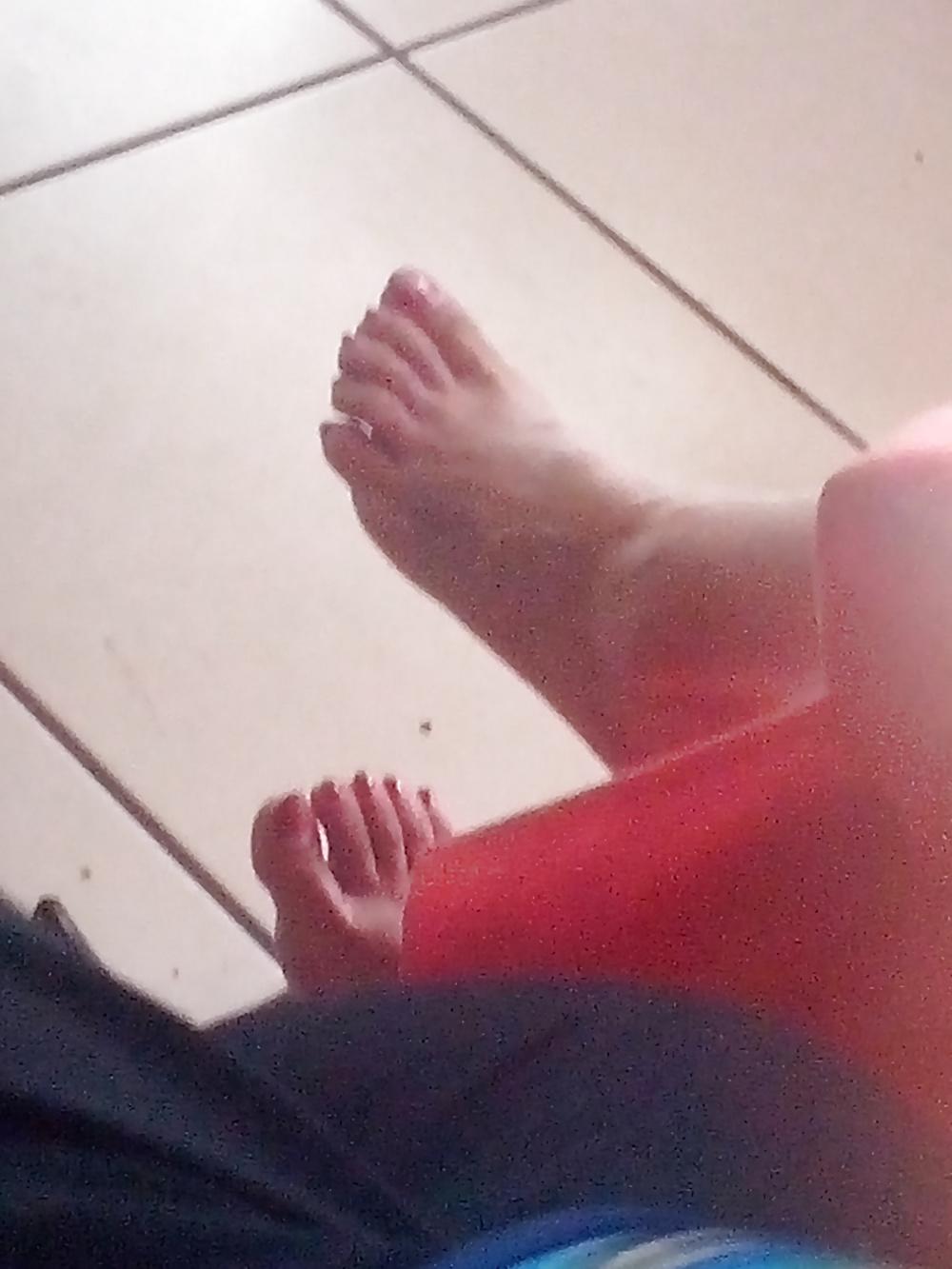 9P MILFs feet from mums friend