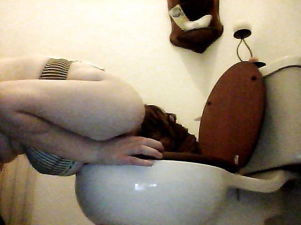 8P Gaping toilet whore requests