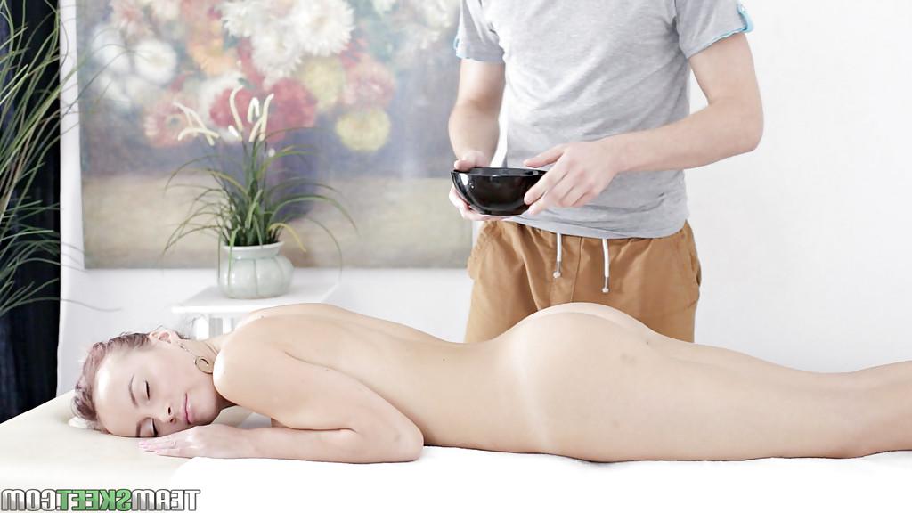 16P Amateur teen Kimberly receiving hot oil massage before hardcore fucking