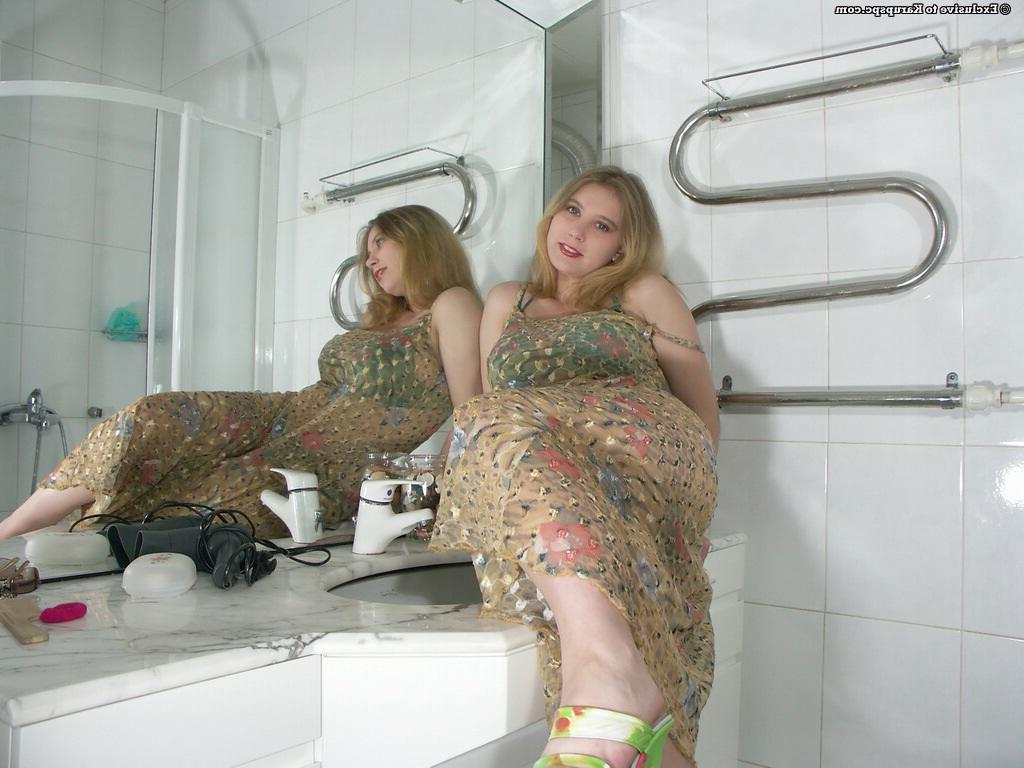 16P Hot amateur teen with gigantic tits Bunny Love spreads everything wide