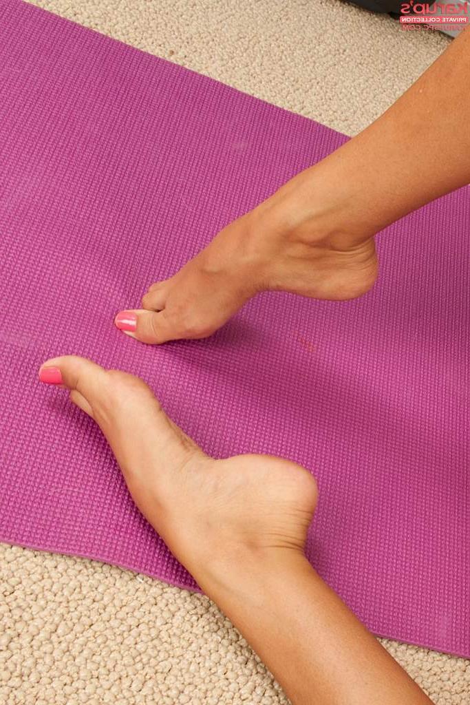 16P Amateur teen Anissa Kate dose some sports in her sexy yoga pants