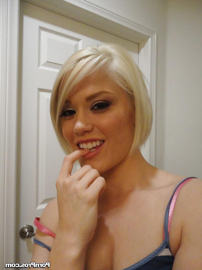 16P Amateur teen babe Ash Hollywood strips off lingerie and feels pussy