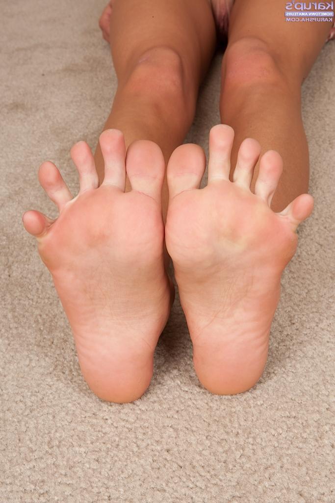 16P Good-looking amateur teen August Ames licks her own beautiful toes