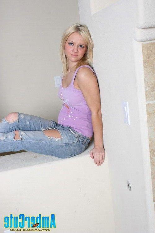 16P Pictures of teen model Amber Cute exposing her hot body