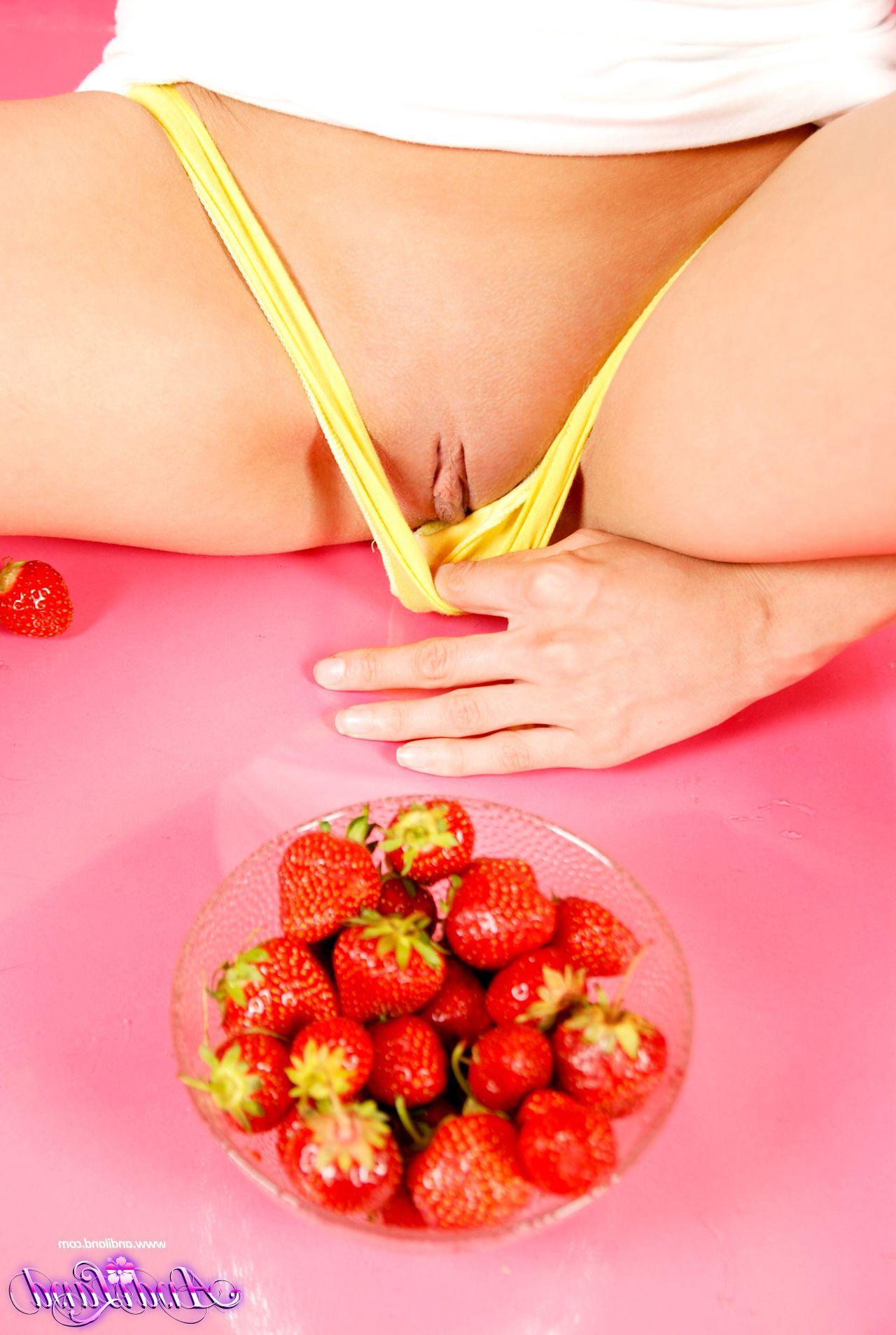 15P Pictures of teen star Andi Land flaunting her hot body