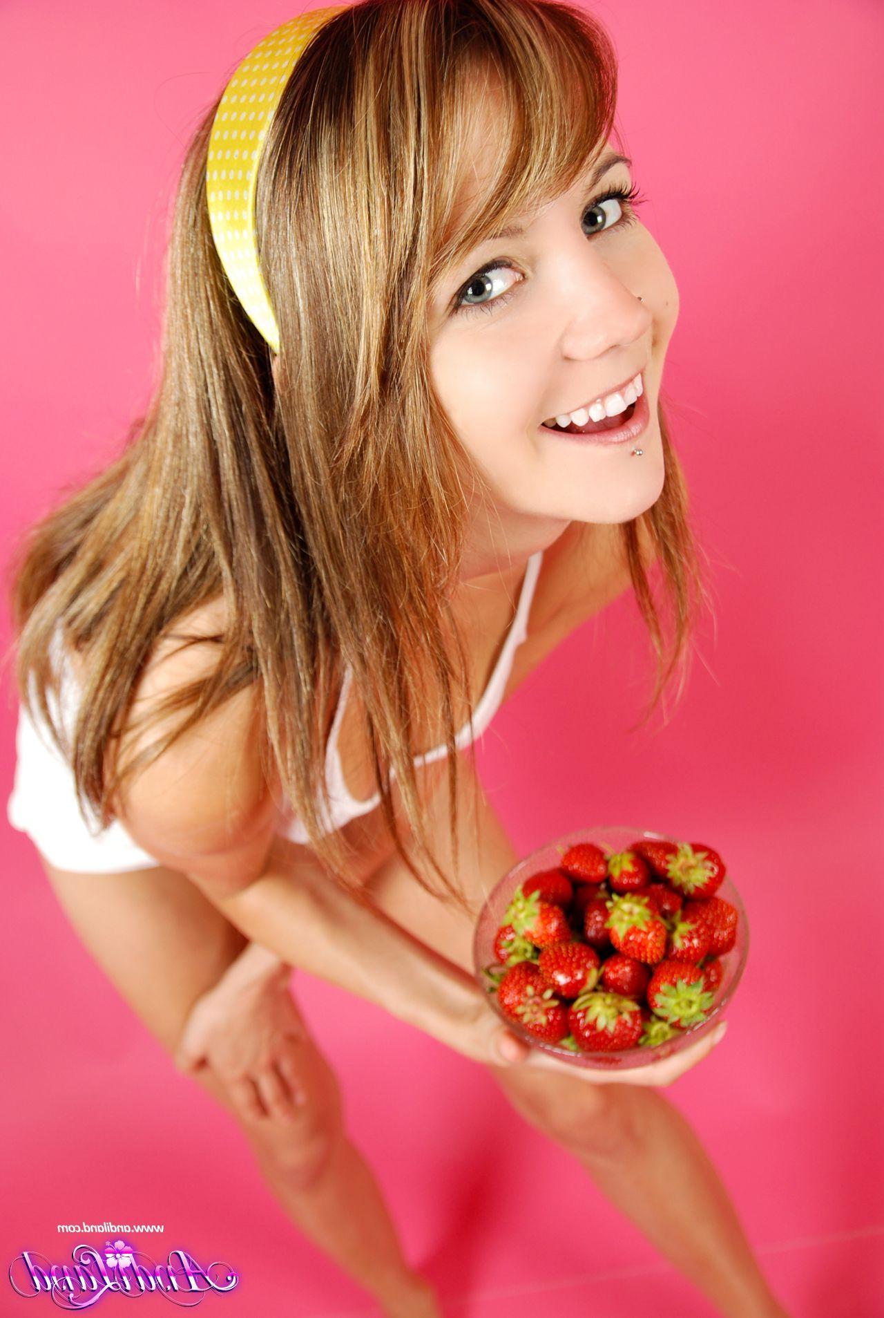 15P Pictures of teen star Andi Land flaunting her hot body