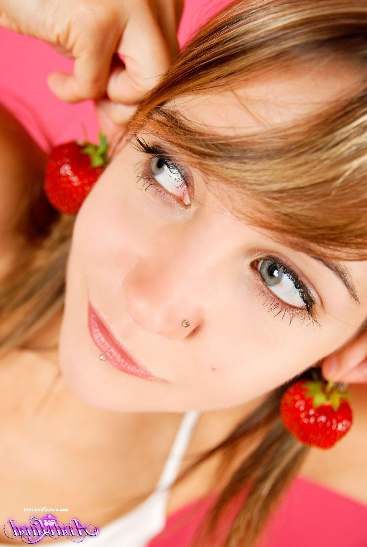 15P Pictures of teen star Andi Land flaunting her hot body