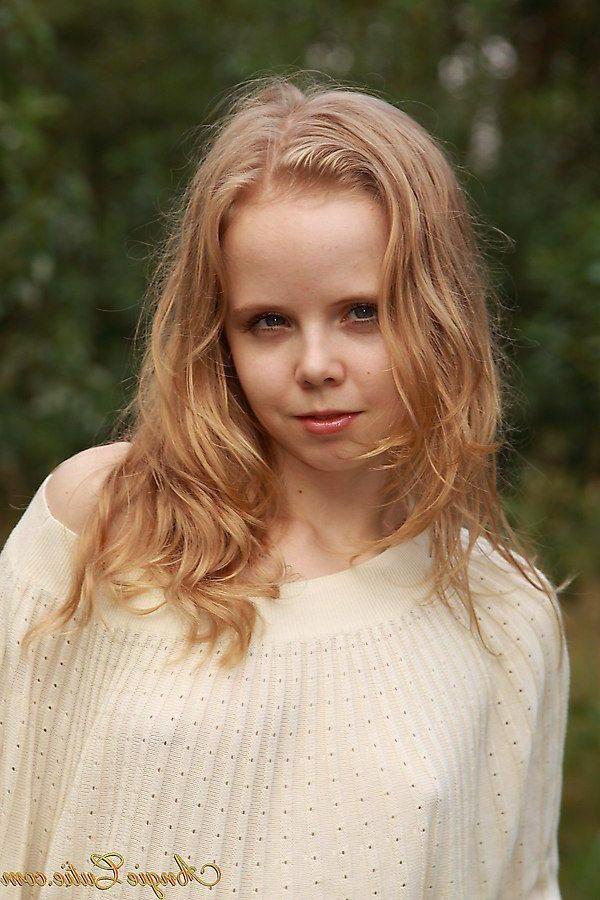 16P Pictures of teen star Angie Cutie spreading in a car