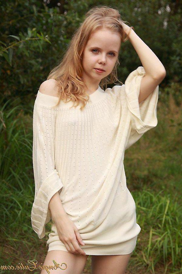 16P Pictures of teen star Angie Cutie spreading in a car