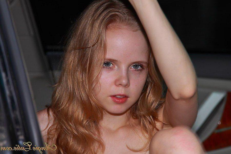 16P Pictures of teen star Angie Cutie spreading in a car