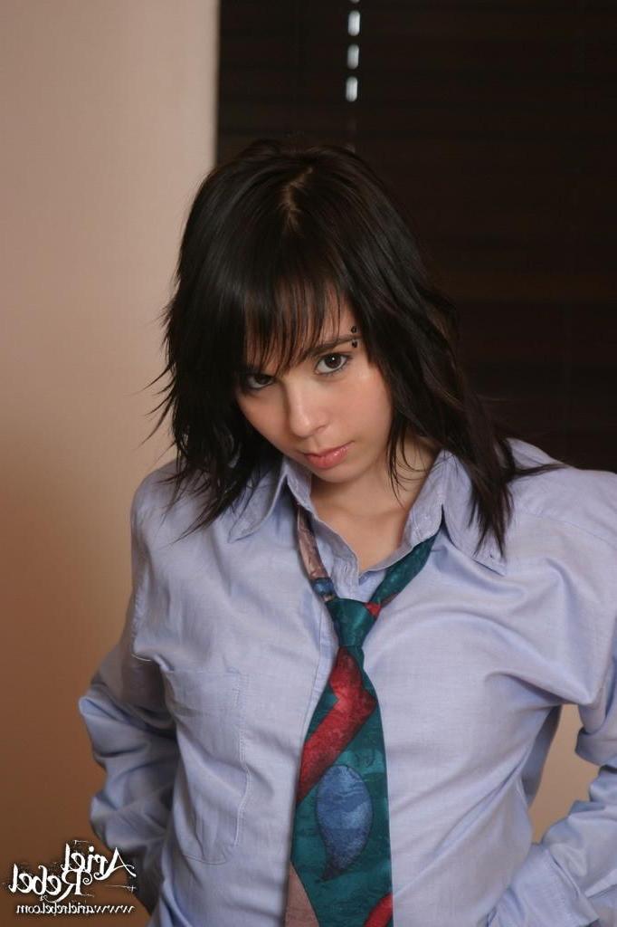 15P Pictures of Ariel Rebel exposing her perky tits