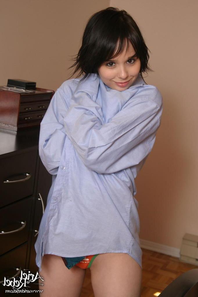 15P Pictures of Ariel Rebel exposing her perky tits