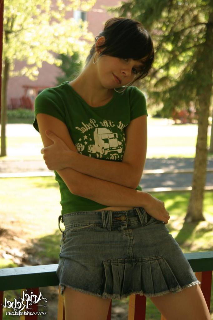15P Pictures of Ariel Rebel exposing her perky tits