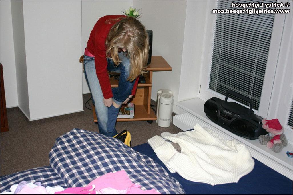 20P Pictures of teen Ashley Lightspeed getting naked at home