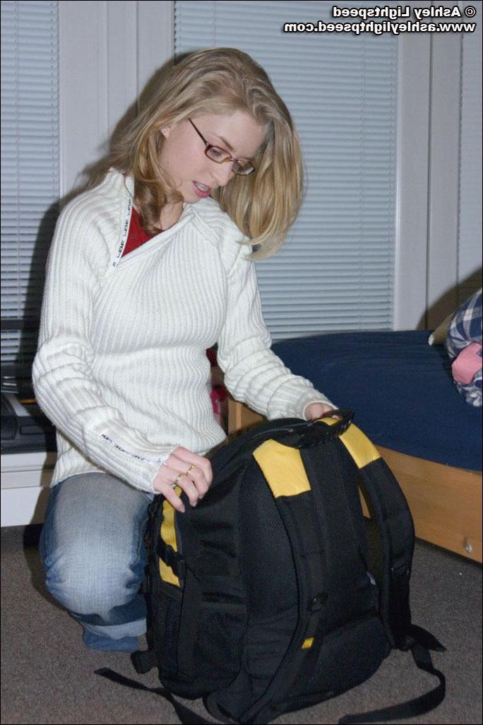 20P Pictures of teen Ashley Lightspeed getting naked at home