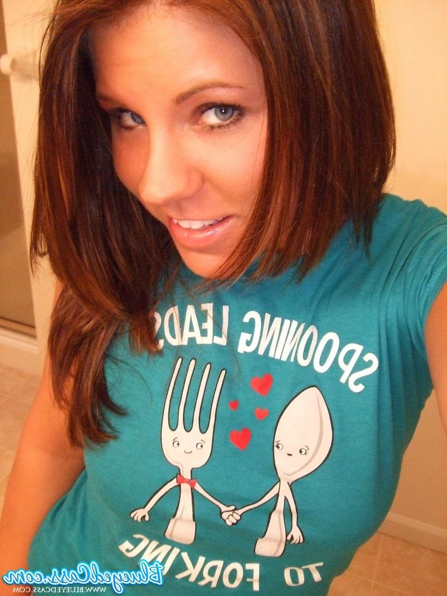14P Pictures of teen girl Blueyed Cass teasing in her panties