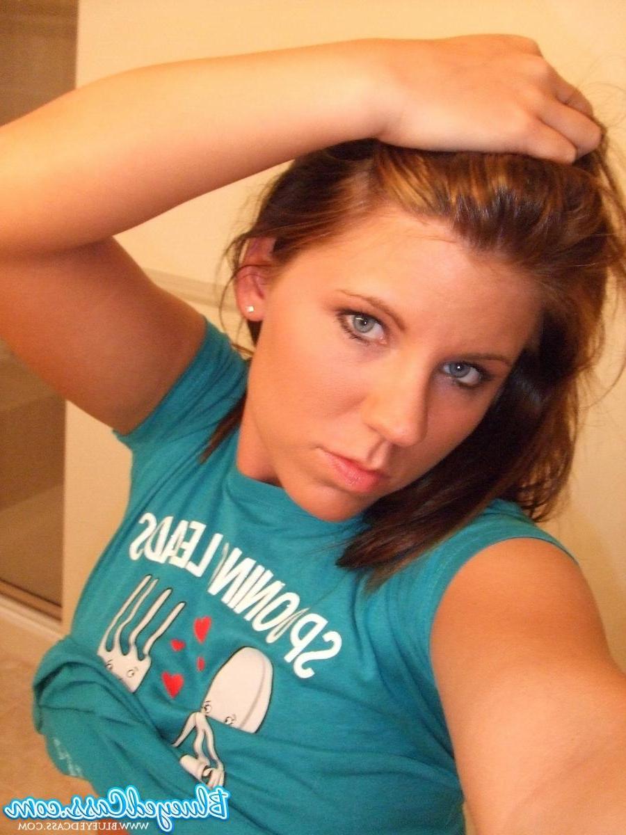 14P Pictures of teen girl Blueyed Cass teasing in her panties