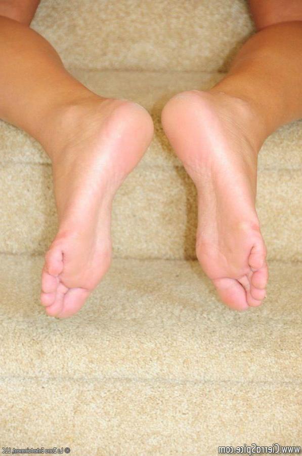 15P Pictures of teen hottie Cierra Spice teasing on the stairs