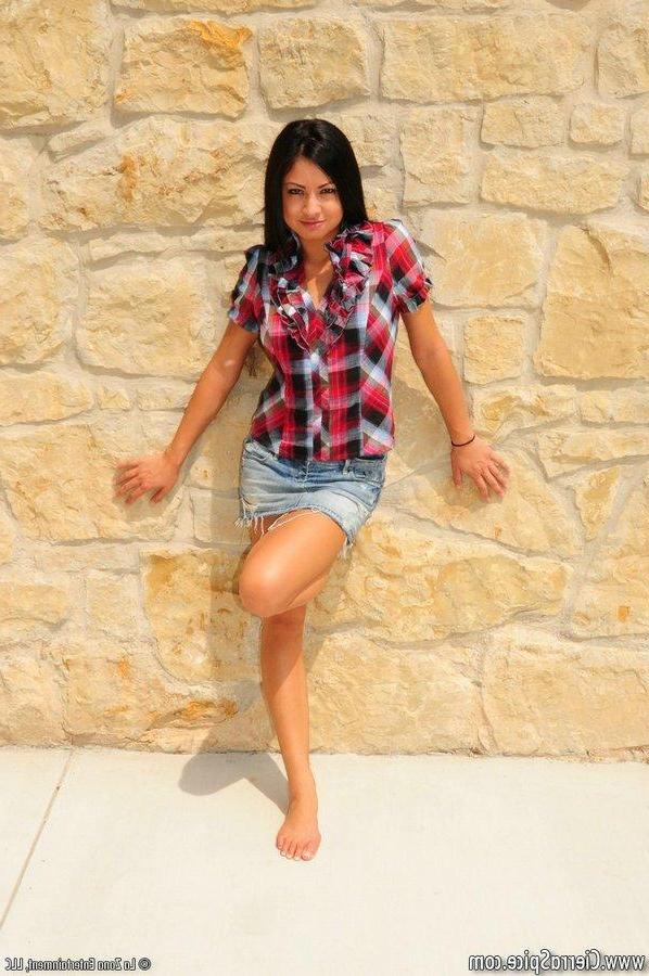 15P Pictures of teen Cierra Spice flashing outside