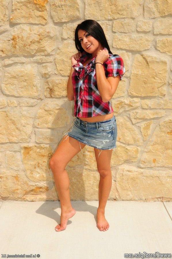 15P Pictures of teen Cierra Spice flashing outside