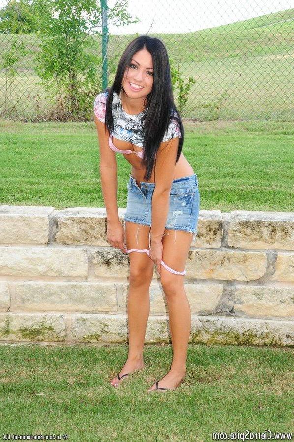 15P Pictures of teen babe Cierra Spice ready to fuck outside