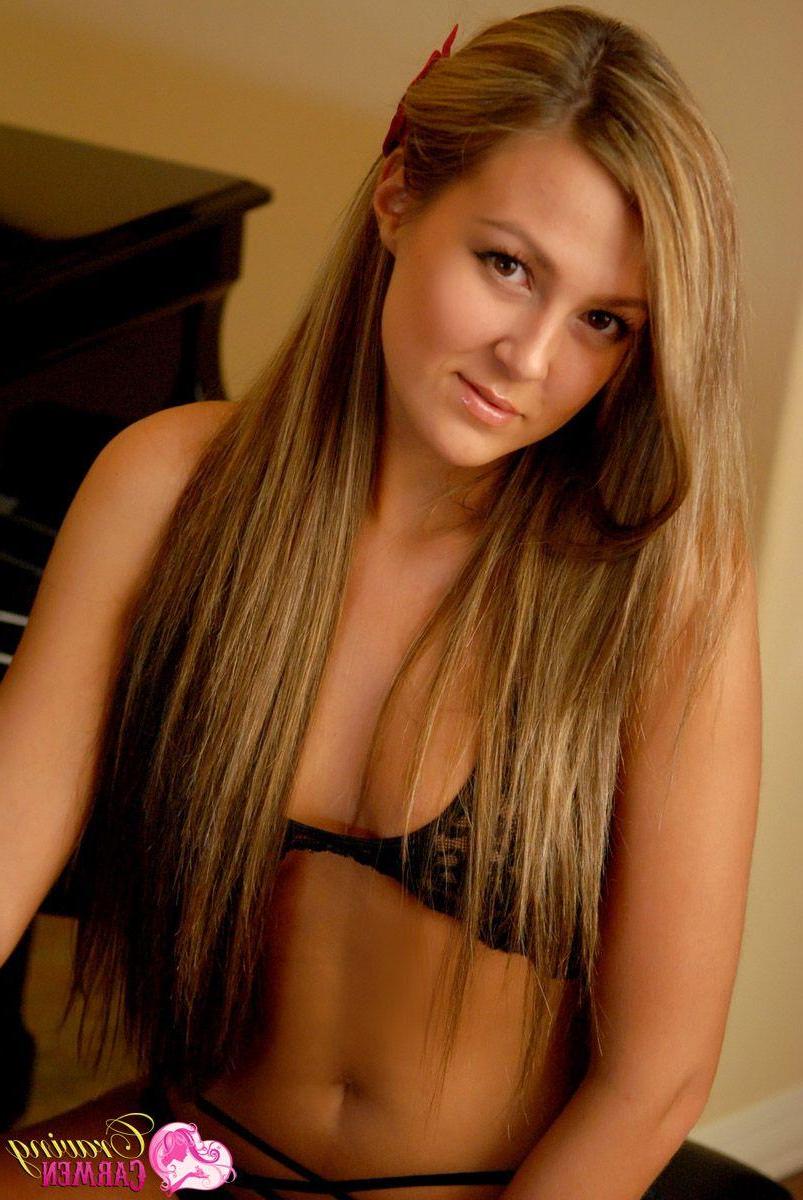 20P Pictures of teen girl Craving Carmen getting horny by the piano