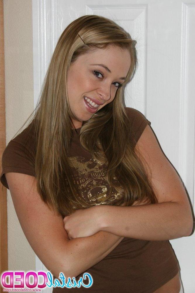 15P Pictures of teen nympho Cristal Coed stripping naked at home