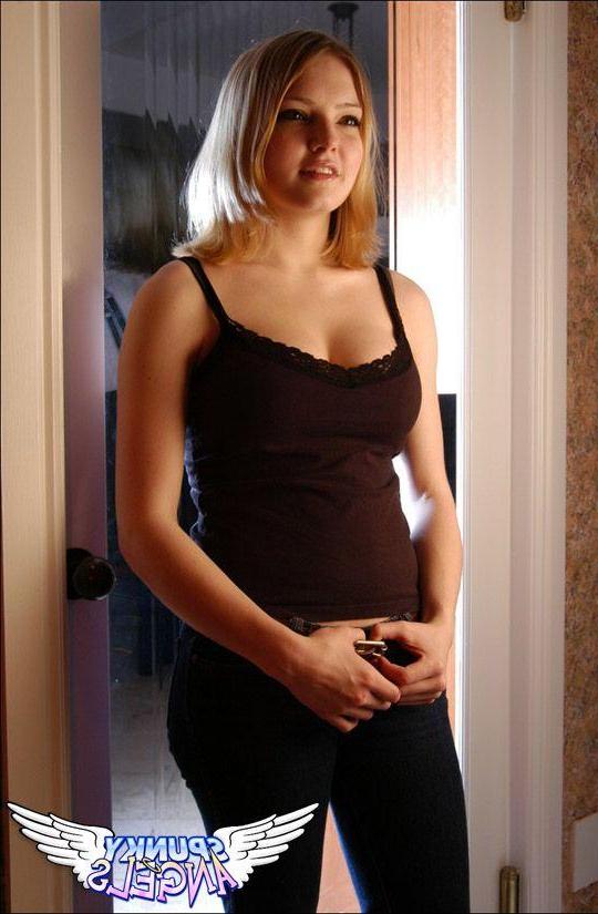 20P Pictures of teen angel Danielle showing her hot body