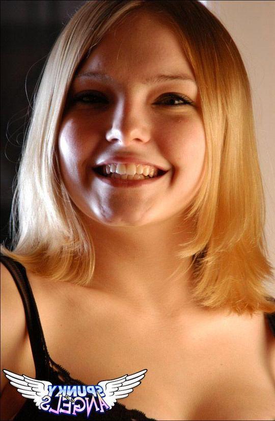 20P Pictures of teen angel Danielle showing her hot body
