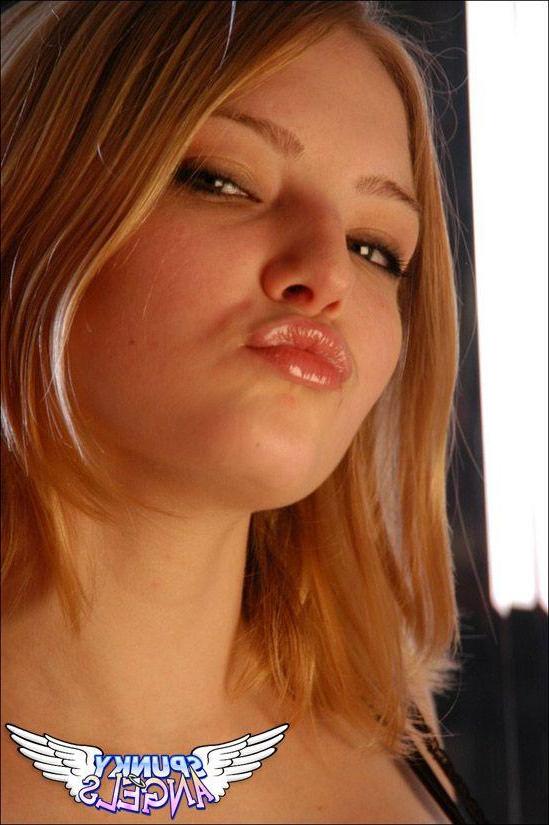 20P Pictures of teen angel Danielle showing her hot body