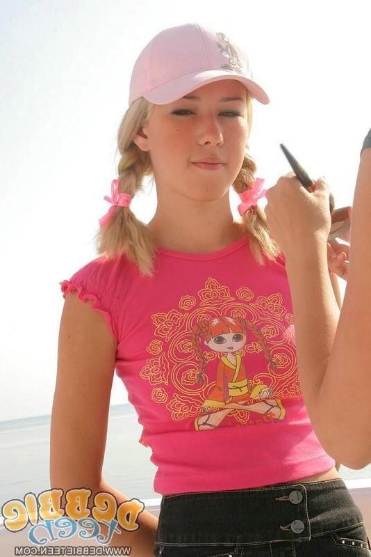 20P Pictures of Debbie Teen exposing herself outside