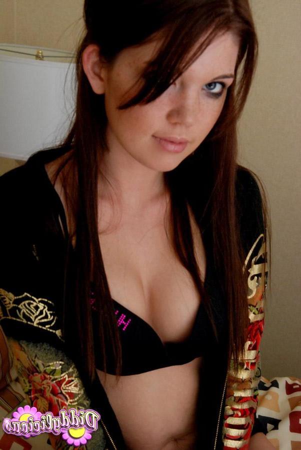 20P Pictures of teen model Diddylicious teasing with her amazing body