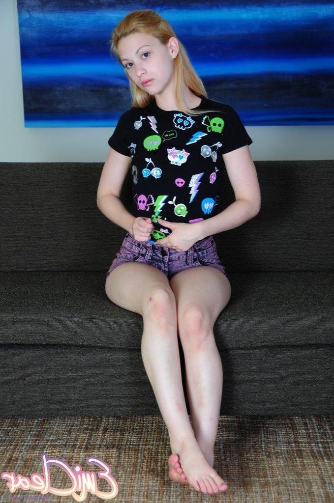 20P Pictures of teen cutie Emi Clear being naked and naughty