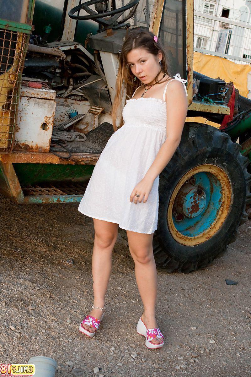 15P Pictures of teen hottie Emily 18 exposing herself outside