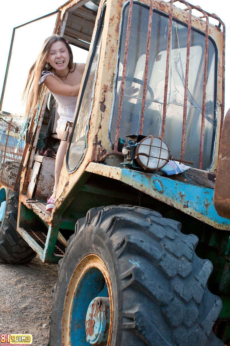 15P Pictures of teen hottie Emily 18 exposing herself outside