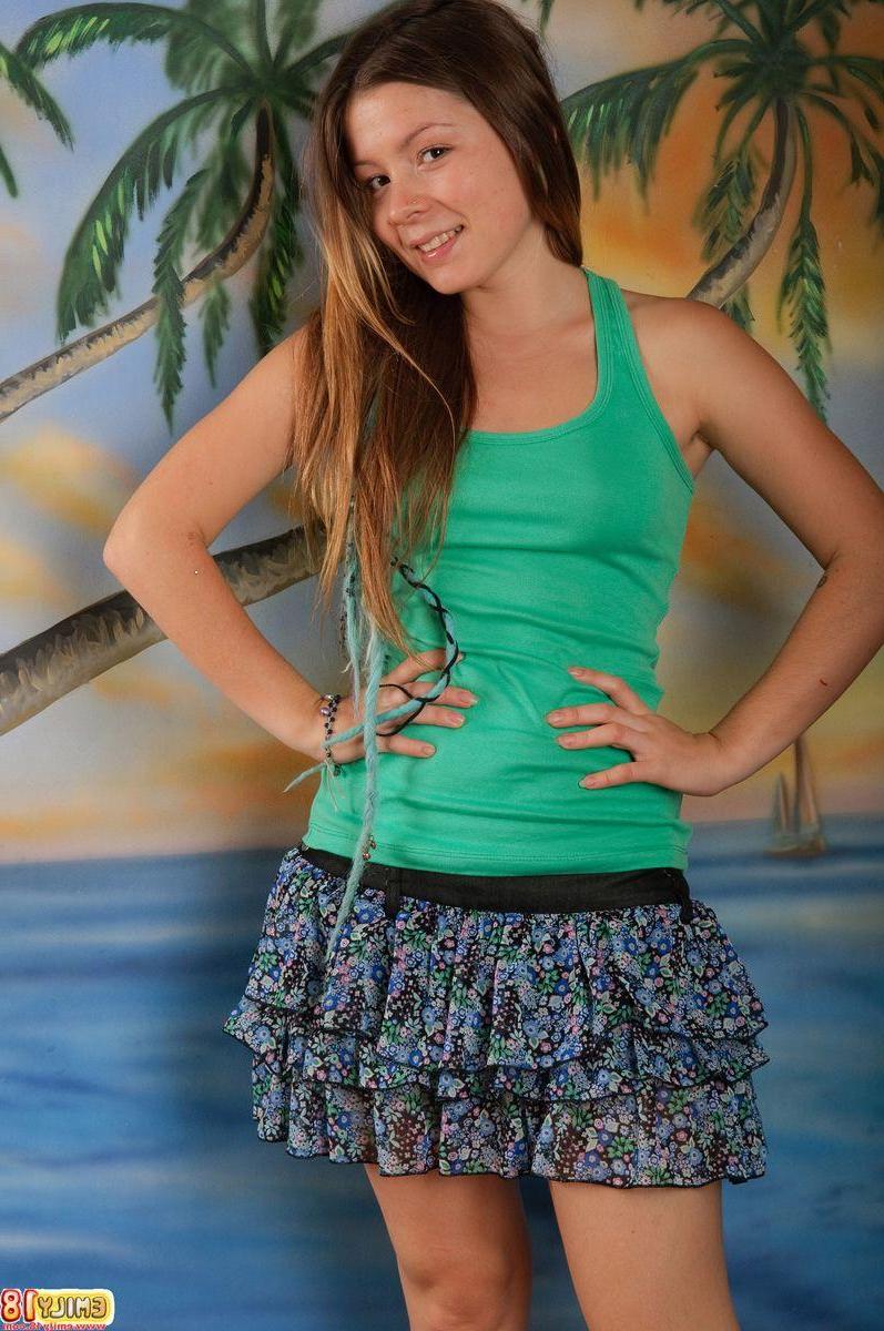 15P Pictures of teen hottie Emily 18 showing off her hot ass