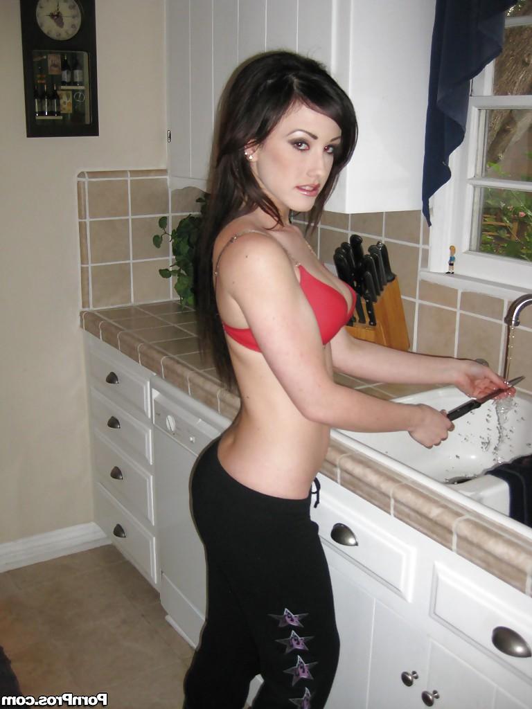 16P Amateur teen babe Jennifer White showing her big boobs and pussy