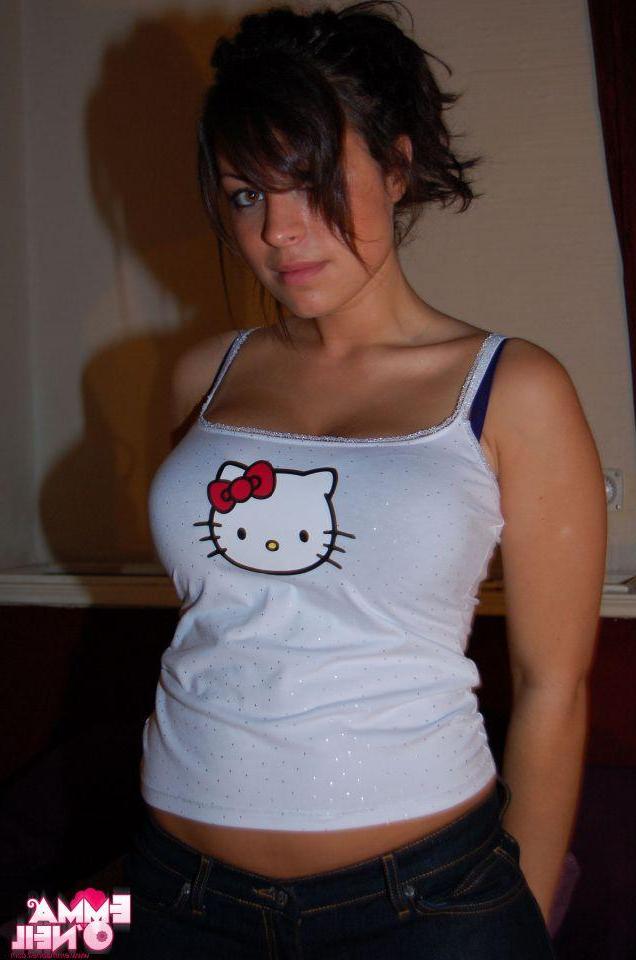 16P Pictures of teen girl Emma O'Neil exposing her titties