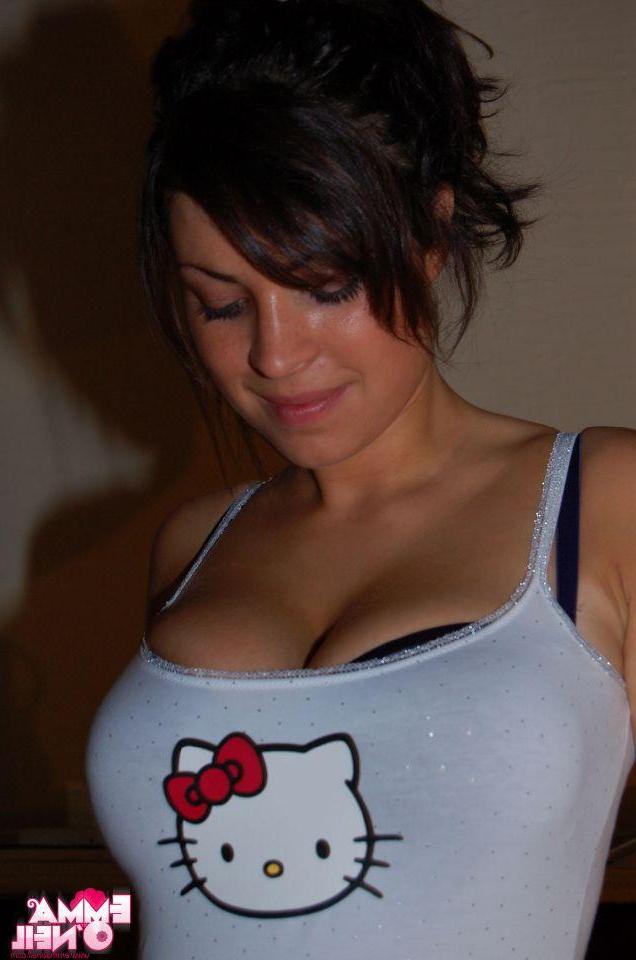 16P Pictures of teen girl Emma O'Neil exposing her titties