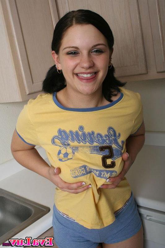 15P Pictures of teen Eva Luv sucking on a lollipop