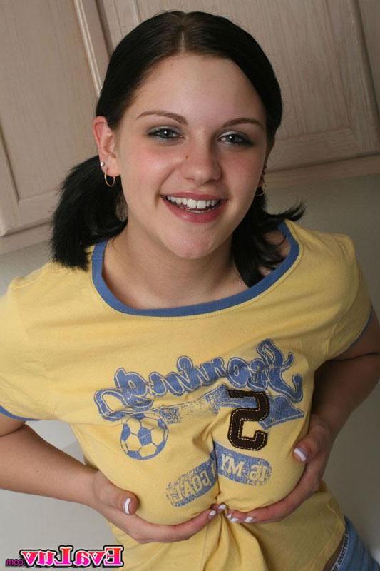 15P Pictures of teen Eva Luv sucking on a lollipop
