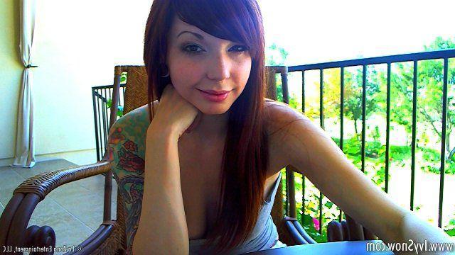15P Pictures of teen amateur Ivy Snow showing you her sexy toes