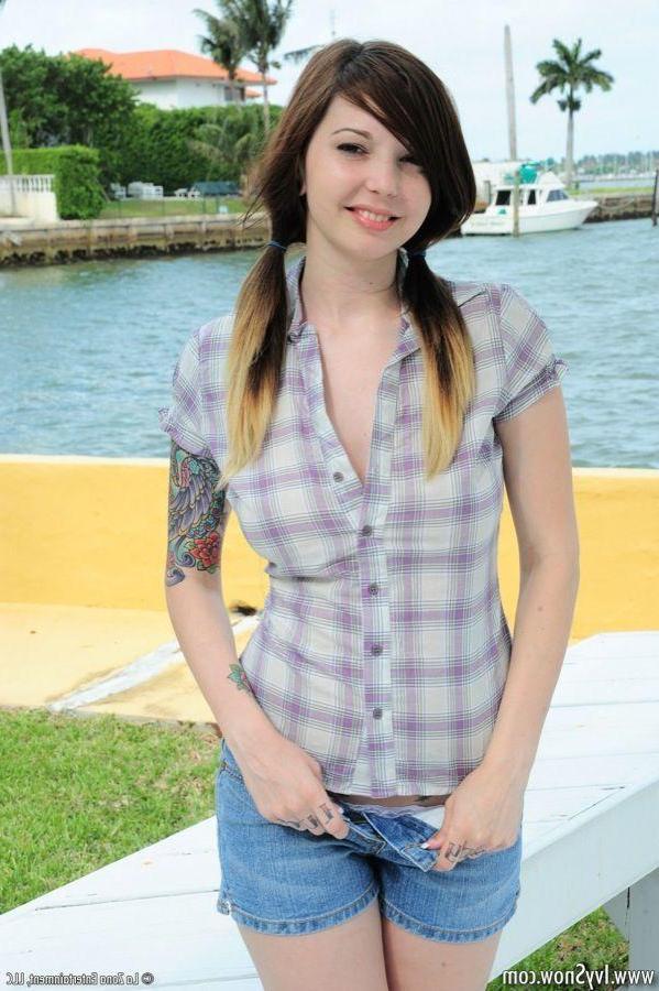 15P Pictures of teen model Ivy Snow masturbating outside