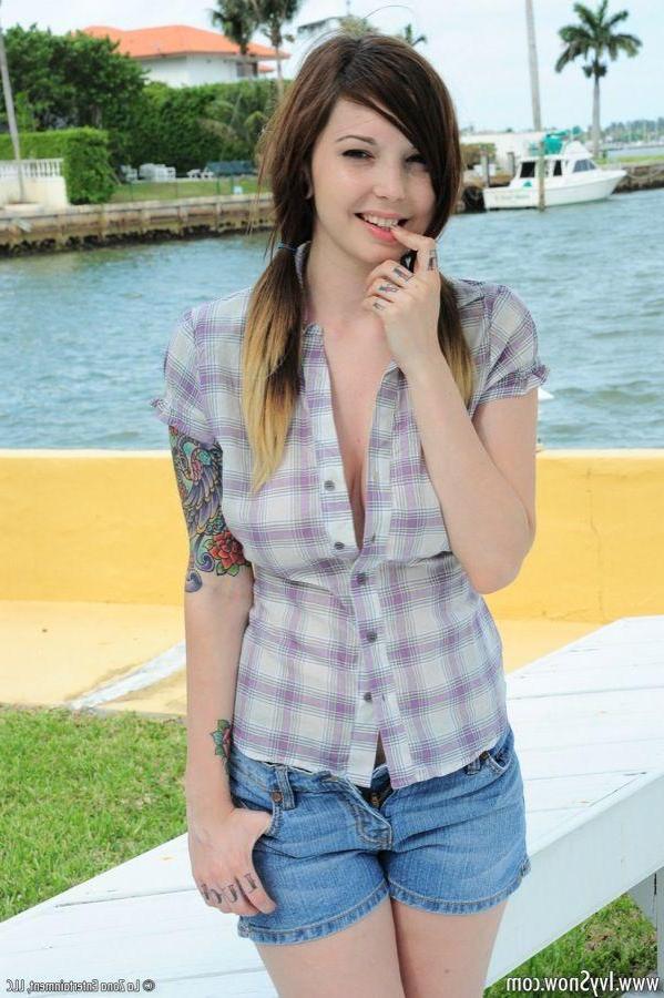 15P Pictures of teen model Ivy Snow masturbating outside