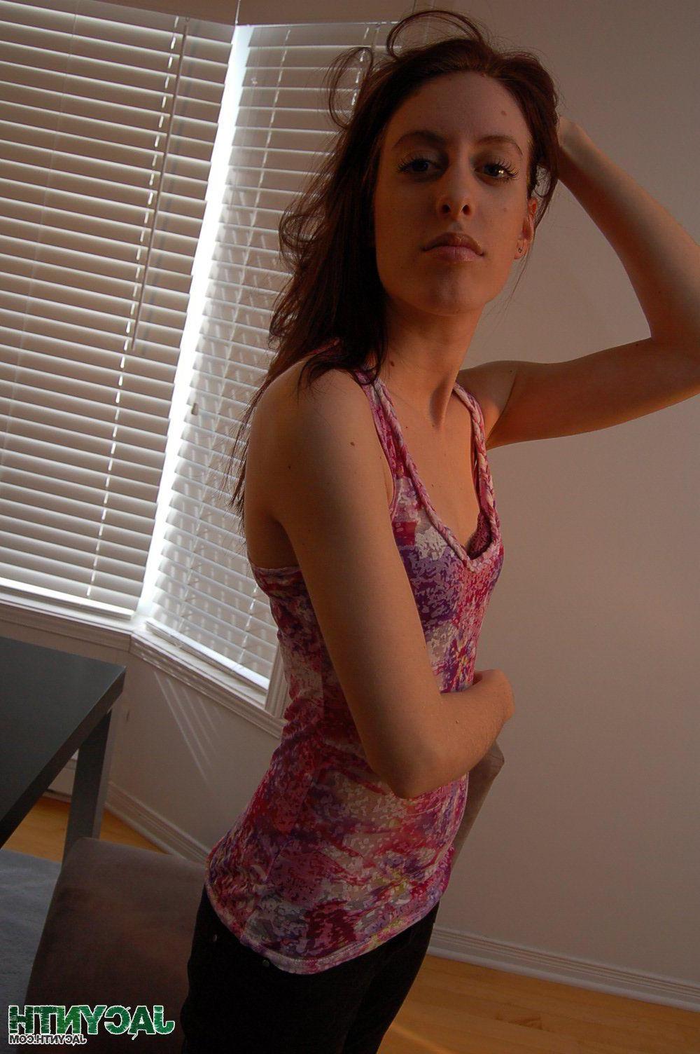 12P Pictures of teen girl Jacynth flaunting her sexy body