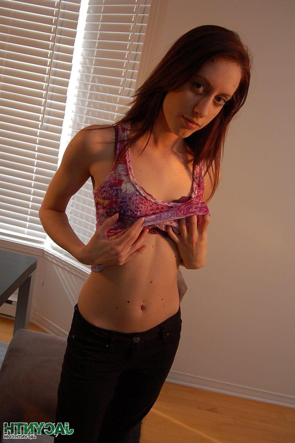 12P Pictures of teen girl Jacynth flaunting her sexy body