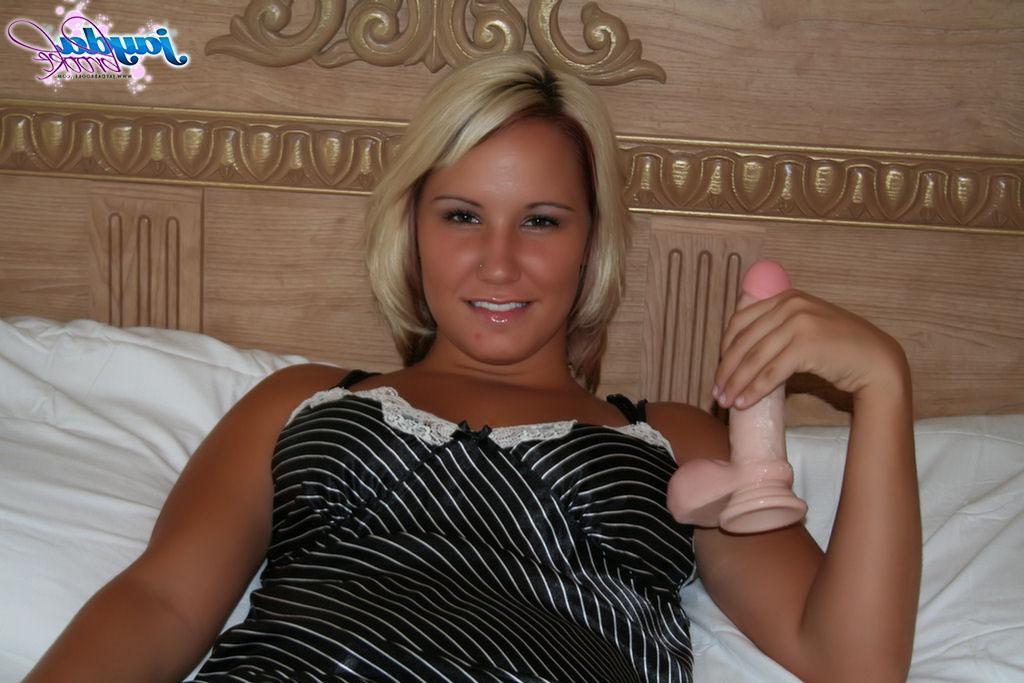 20P Pictures of teen girl Jayda Brook stuffing her pussy in bed