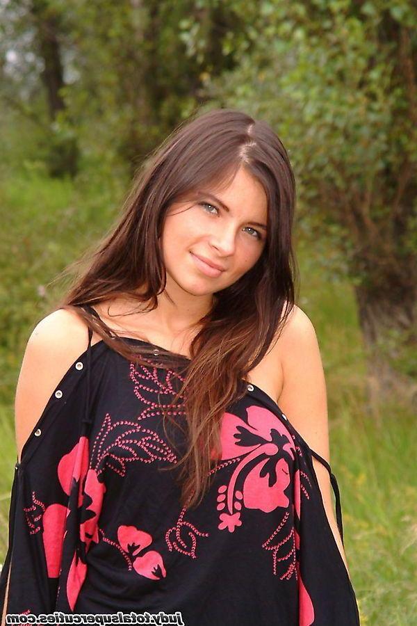 20P Pictures of teen cutie Judy exposing herself outside