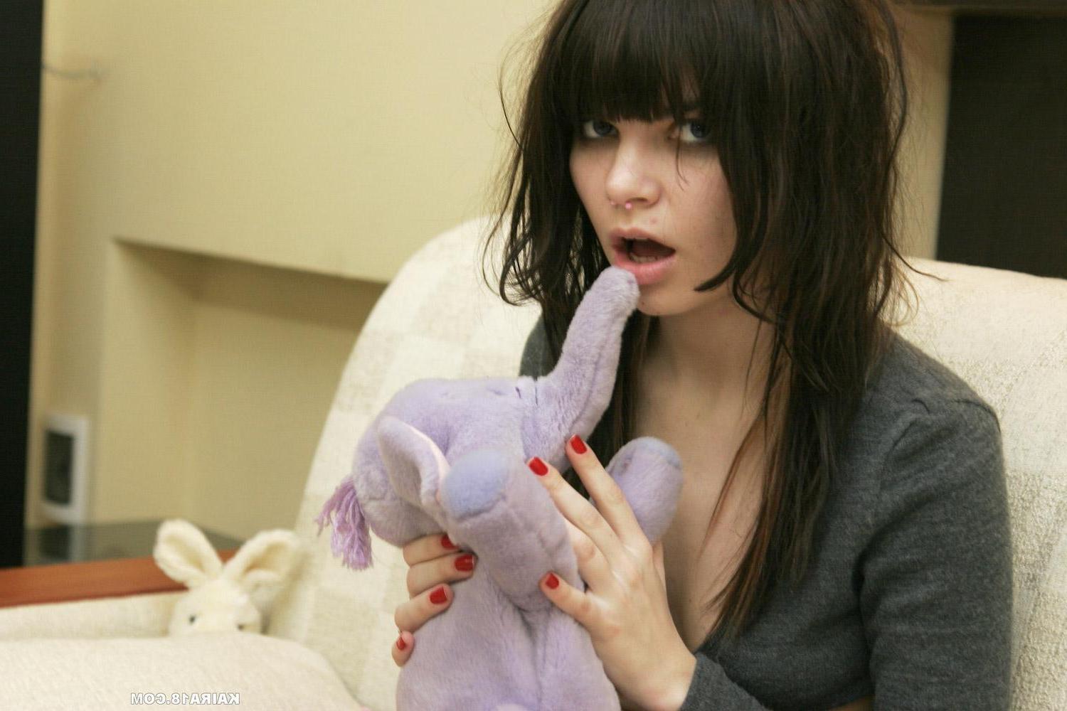 20P Pictures of teen Kaira 18 having fun on the couch