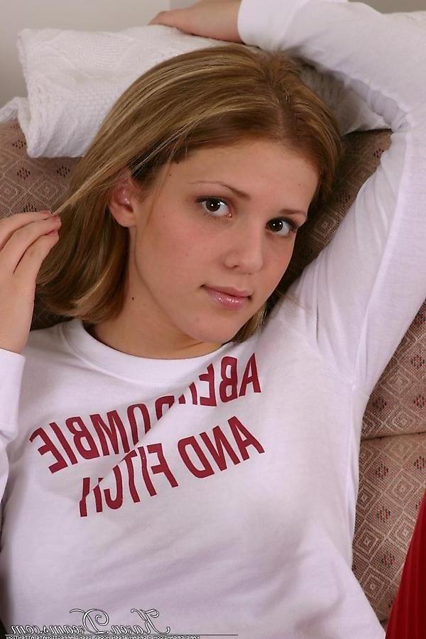20P Pictures of teen Karen Dreams teasing in her panties